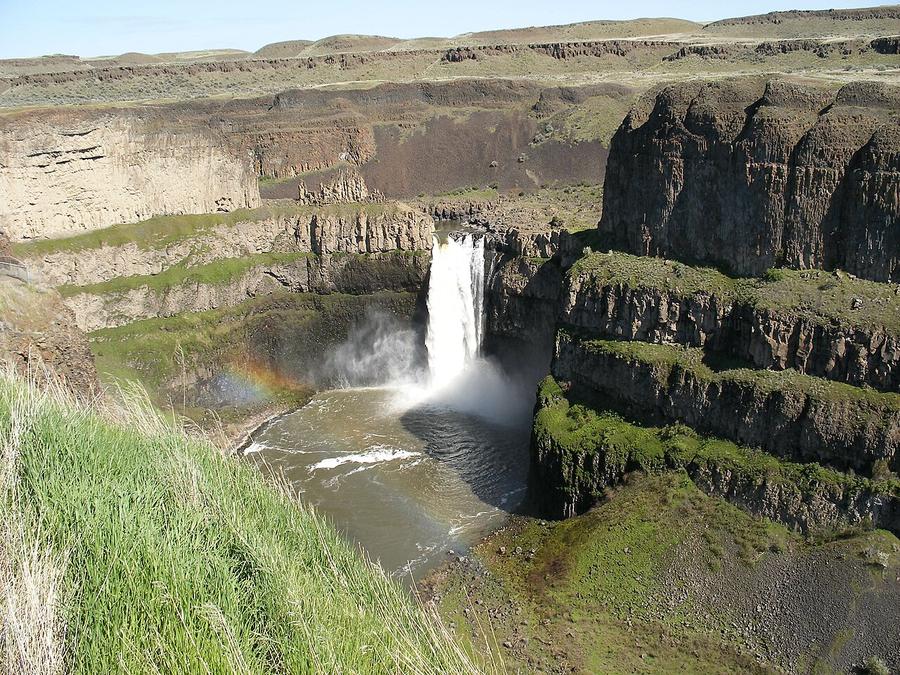 Palouse Falls dropping into its canyon, eastern Washington